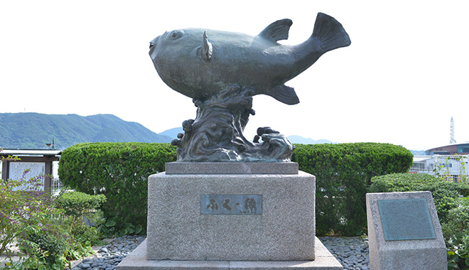 下関のシンボル「ふくの像」が鎮座する亀山八幡宮